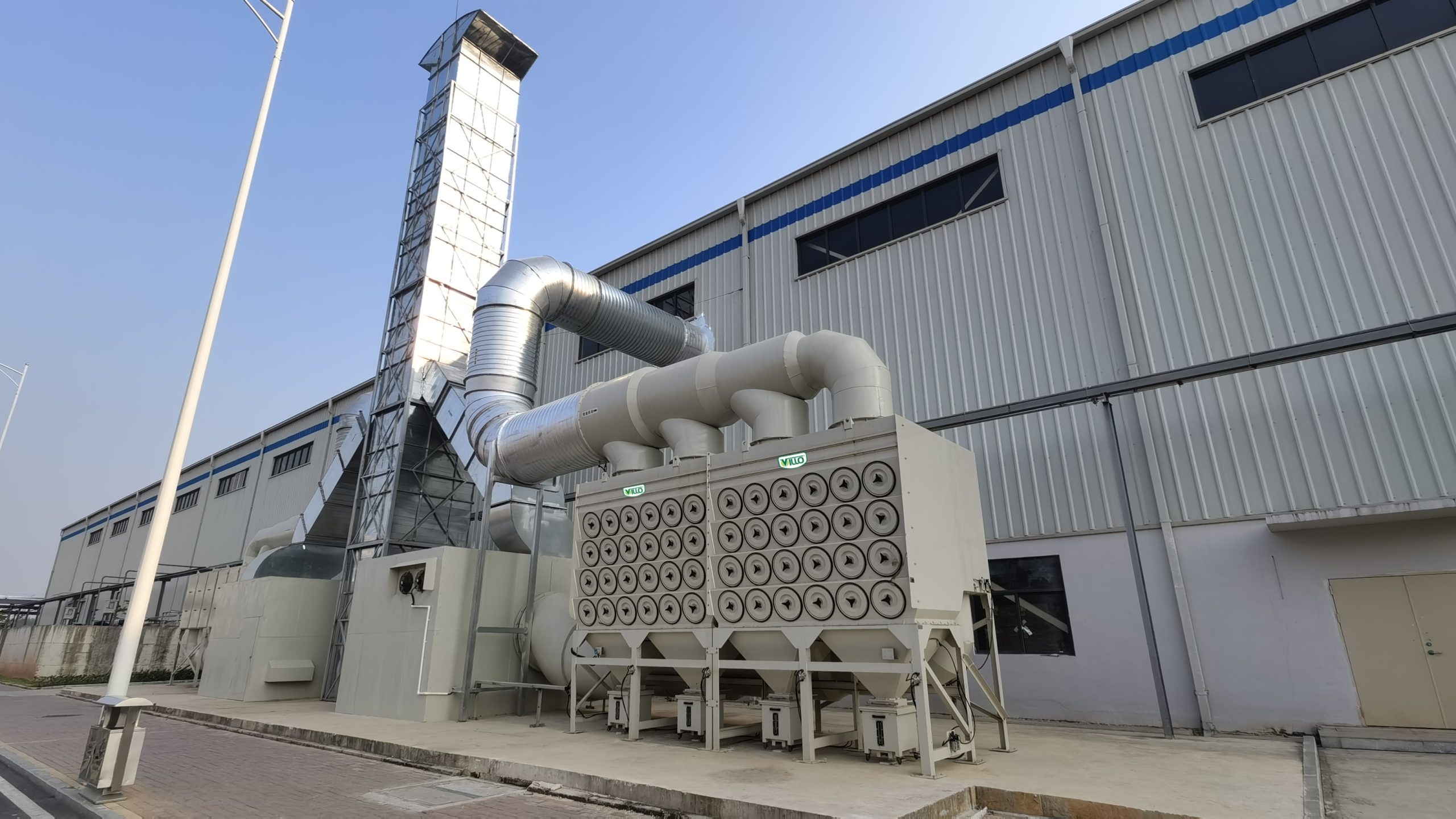 Horizontal cartridge central dust collector